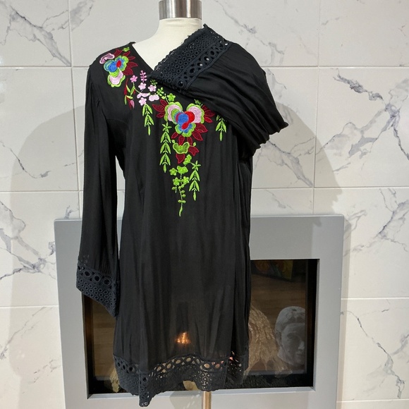 Ladies top - Picture 2 of 3